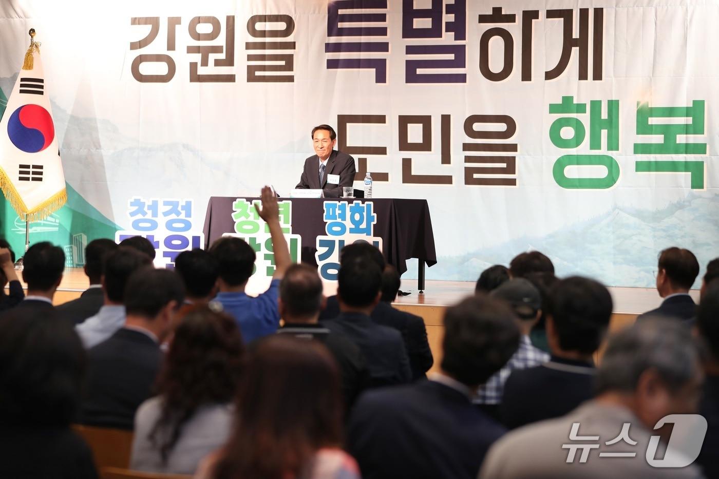 본문 이미지 - 우상호 강원도지사가 6일 오후 춘천 강원창작개발센터에서 열린 '타운홀미팅-도민과의 대화'를 갖고 지역 민생 현안을 챙겼다.(강원도 제공. 재판매 및 DB금지)/뉴스1