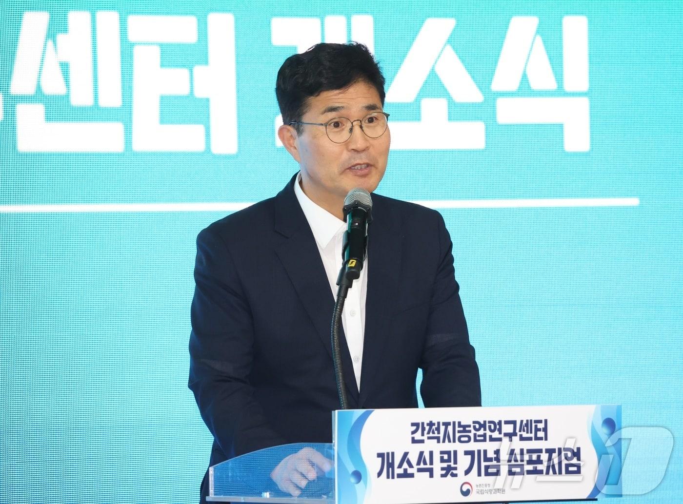 본문 이미지 - 이원택 전북특별자치도지사가 6일 전북 김제시 농촌진흥청 국립식량과학원 간척지농업연구센터에서 열린 개소식에 참석해 축사를 하고 있다. ⓒ 뉴스1 유경석 기자