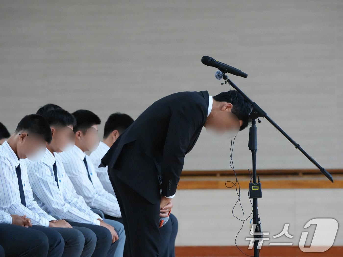 본문 이미지 - 배재고 교장이 6일 광주제일고를 방문, 5·18민주화운동 조롱성 응원 논란과 관련해 고개 숙여 사과를 하고 있다. 2026.7.6 ⓒ 뉴스1 김태성 기자