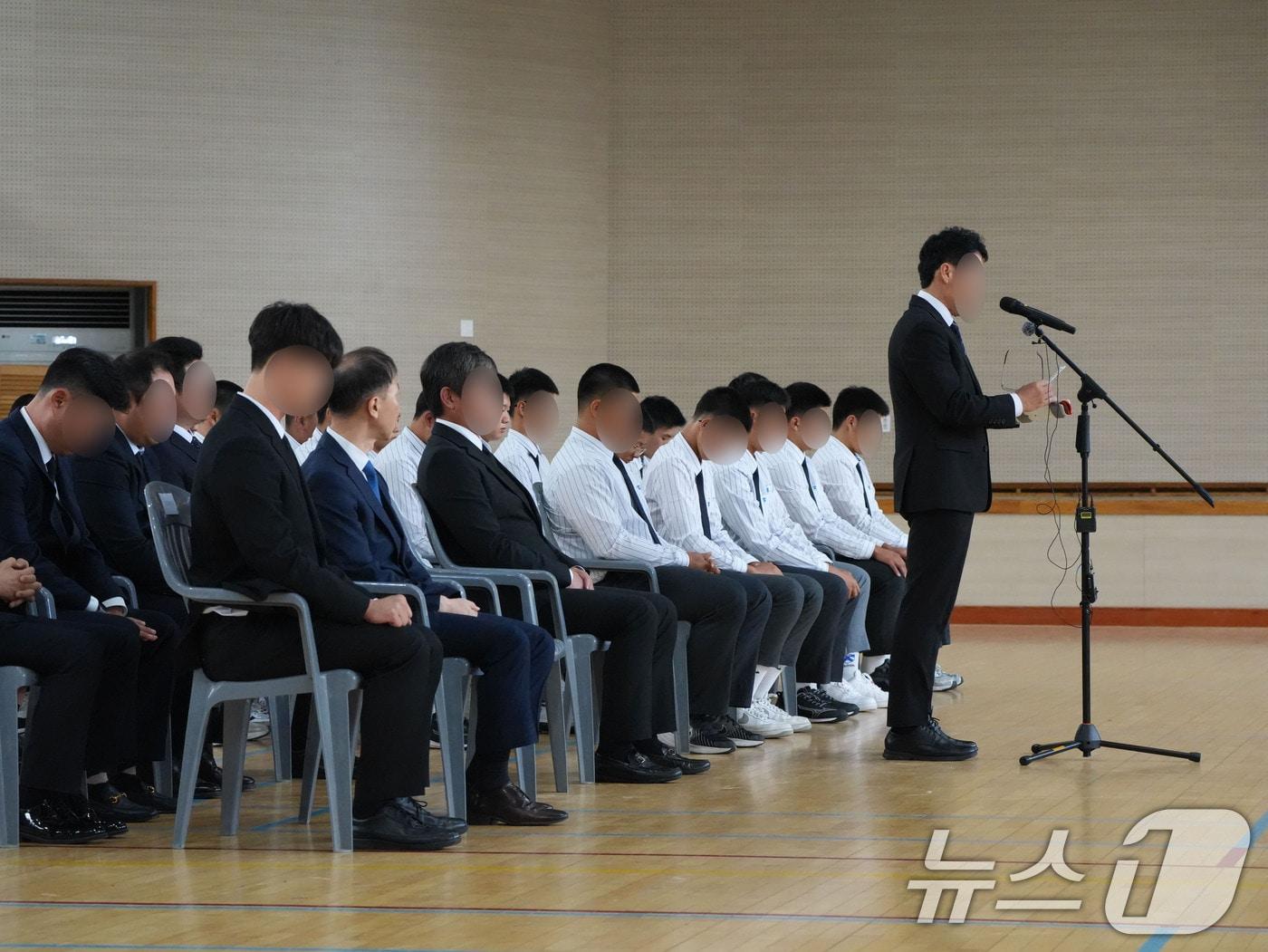 본문 이미지 - 배재고 교장이 6일 광주제일고를 방문, 5·18민주화운동 조롱성 응원 논란과 관련해 사과문을 낭독하고 있다. 2026.7.6 ⓒ 뉴스1 김태성 기자