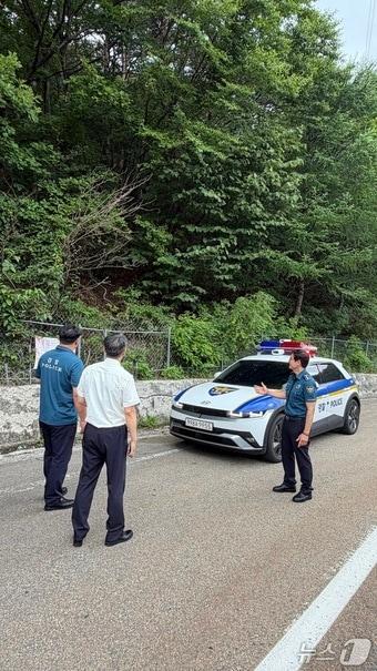 본문 이미지 - 서경민 동해경찰서장이 6일 교통경찰관들과 동해시와 정선군을 잇는 국도 42호선 백봉령 구간을 살펴 보고 있다.(동해경찰서 제공, 재판매 및 DB 금지) 2026.7.6