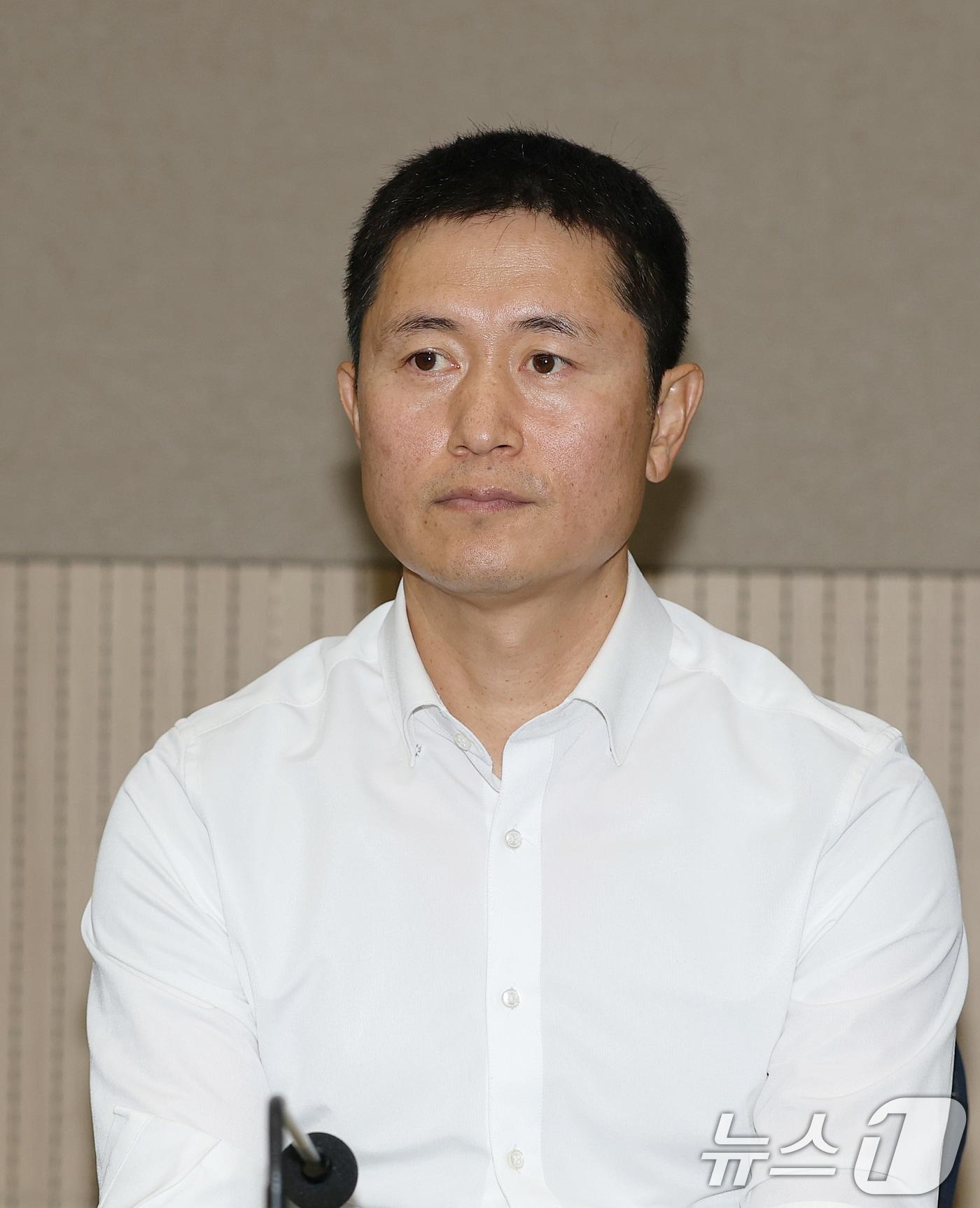 본문 이미지 - 이영표 해설위원이 6일 오후 서울 송파구 올림픽파크텔에서 열린 'K-축구혁신위원회' 출범식에 참석해 있다. (공동취재) 2026.7.6 ⓒ 뉴스1 안은나 기자