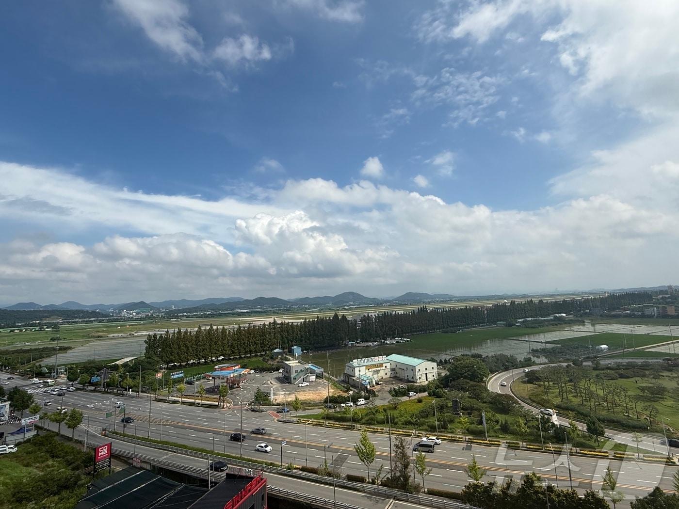 본문 이미지 - 정부는 6일 광주 군공항 부지에 호남권 반도체 산업단지를 조성하기로 결정했다고 밝혔다. 사진은 광주 군공항 활주로와 주변 부지의 모습. 2026.7.6 ⓒ 뉴스1 김태성 기자