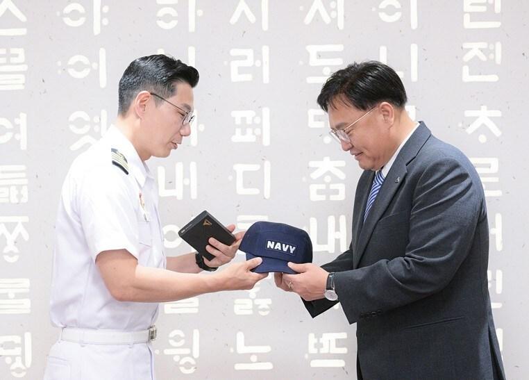 본문 이미지 - 6일 조상호 세종시장(오른쪽)이 대호김종서함 장현도 함장으로부터 해군 모자를 선물받고 있다. (세종시 제공. 재판매 및 DB 금지)