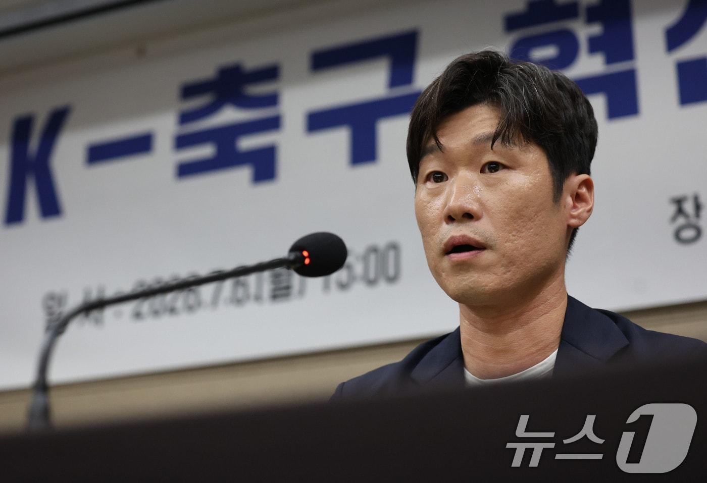본문 이미지 - 박지성 K-축구혁신위원회 공동위원장이 6일 오후 서울 송파구 올림픽파크텔에서 열린 출범식에서 모두발언을 하고 있다. (공동취재) 2026.7.6 ⓒ 뉴스1 안은나 기자