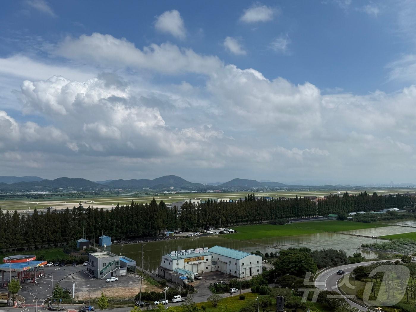 본문 이미지 - 정부는 6일 광주 군공항 부지에 호남권 반도체 산업단지를 조성하기로 결정했다고 밝혔다. 사진은 광주 군공항 활주로와 주변 부지의 모습. 2026.7.6 ⓒ 뉴스1 김태성 기자
