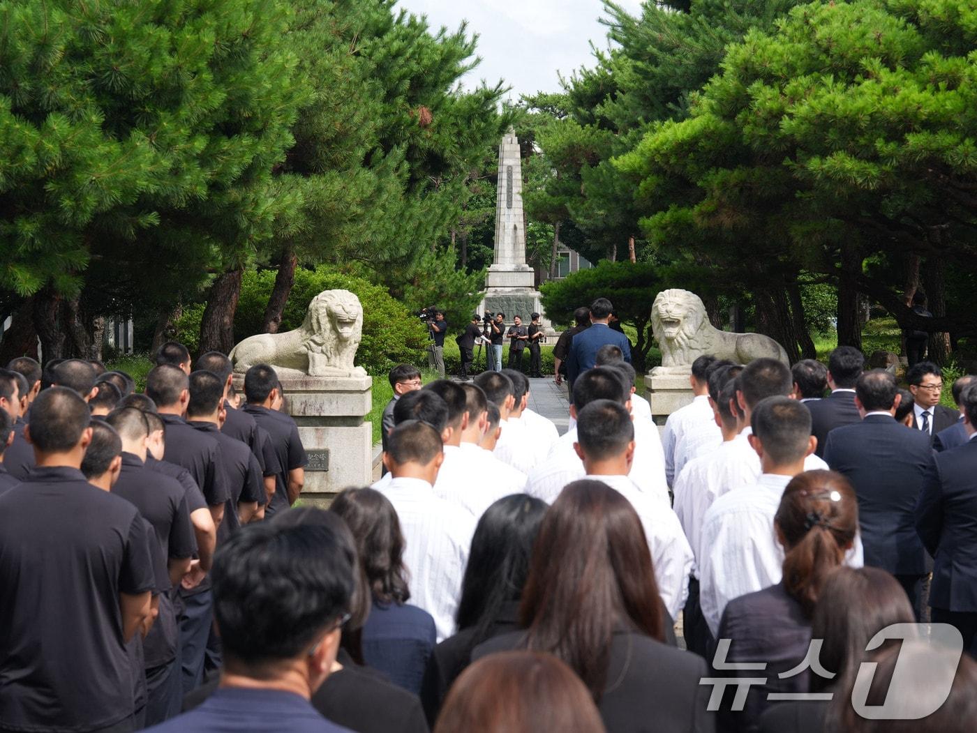 본문 이미지 - 5·18민주화운동 조롱성 응원으로 논란을 빚은 서울 배재고 야구부원과 교사, 일부 학부모 등 80여 명이 6일 광주제일고에 사과 방문해 학생탑에 참배하고 있다. 2026.7.6 ⓒ 뉴스1 김태성 기자