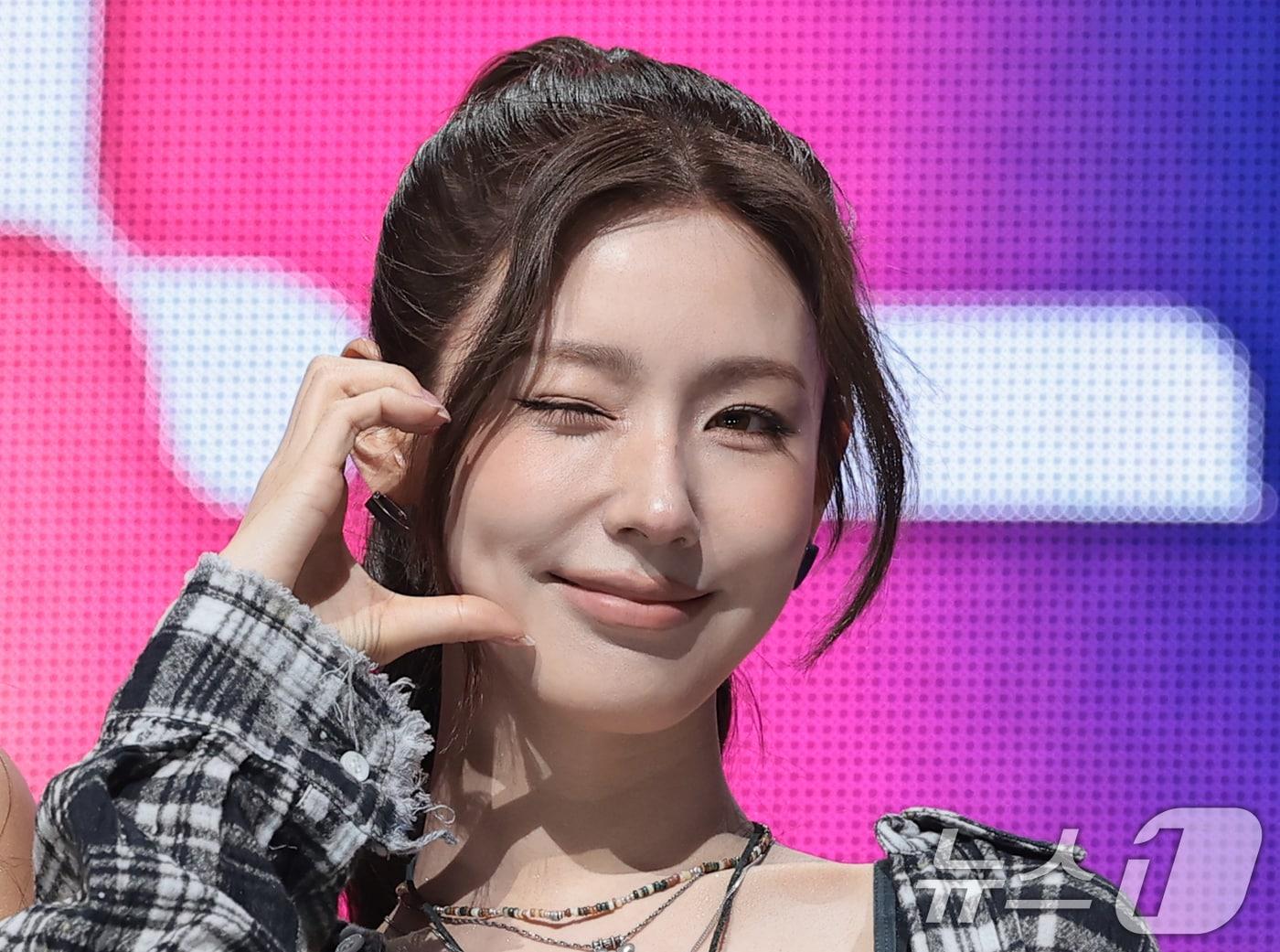 본문 이미지 - 아이들(i-dle)의 미연이 6일 서울 광진구 예스24라이브홀에서 가진 아홉 번째 미니 앨범 '위 메이드'(We made) 발매 쇼케이스에서 포즈를 취하고 있다. 2026.7.6 ⓒ 뉴스1 권현진 기자