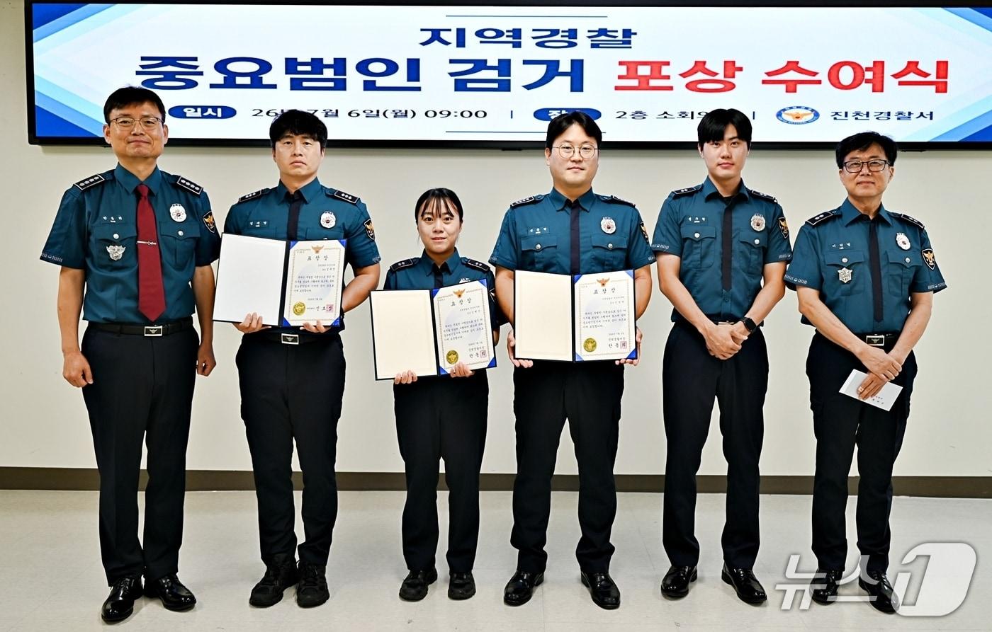본문 이미지 - 진천경찰서 자전거절도범 검거 유공 경찰 표창.(진천경찰서 제공. 재판매 및 DB금지)/뉴스1