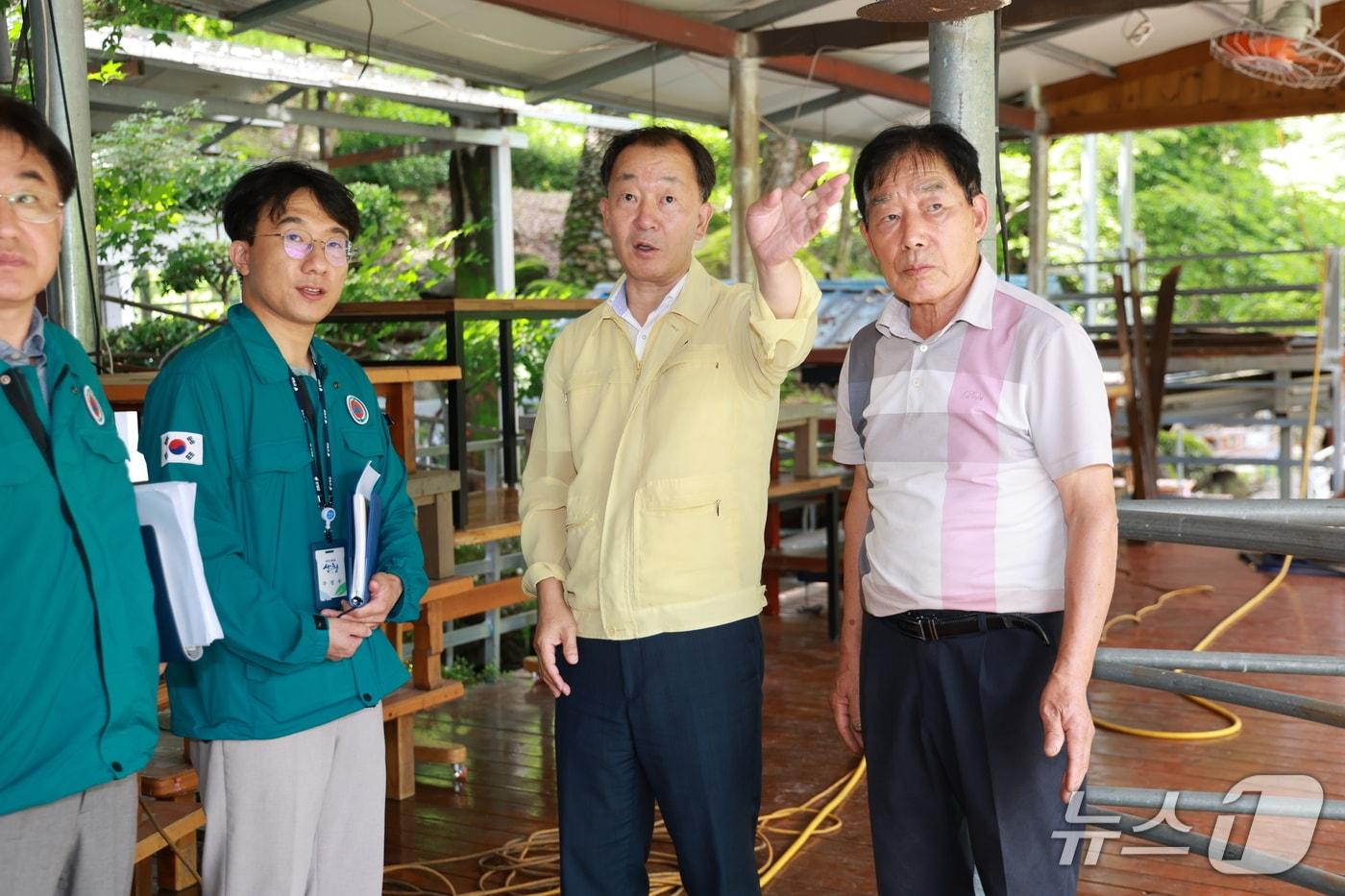 본문 이미지 - 유명현 산청군수(왼쪽 두번째)가 6일 하천의 불법시설물 등을 점검하고 무단 공작물의 신속 철거를 지시하고 있다(산청군 제공. 재판매 및 DB금지)