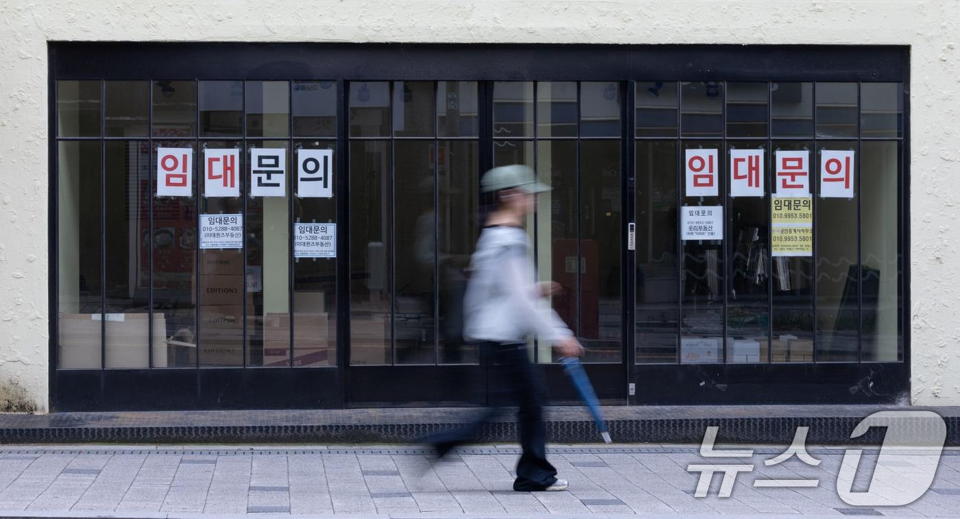 본문 이미지 - 6일 서울 서대문구 이화여대길의 한 건물에 '임대문의' 안내문이 붙어 있다. 2026.7.6 ⓒ 뉴스1 안은나 기자