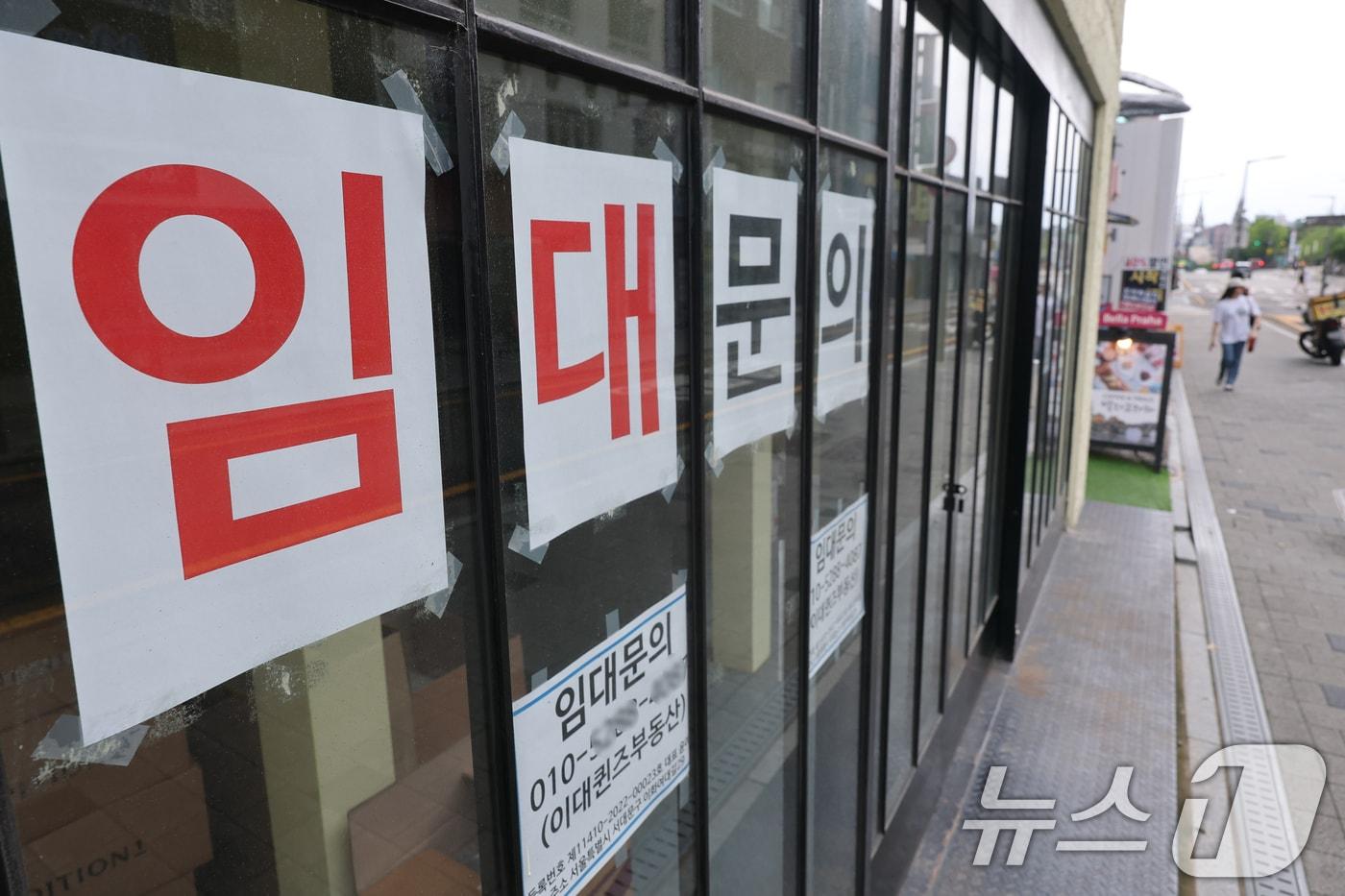 본문 이미지 - 6일 서울 서대문구 이화여대길의 한 건물에 임대 문구가 붙어 있다.  2026.7.6 ⓒ 뉴스1 안은나 기자