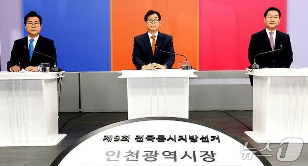 본문 이미지 - 인천언론인클럽·인천경기기자협회 주최로 지난 5월 27일 인천 중구 SK브로드밴드 스튜디오에서 열린 '제9회 전국동시지방선거 인천시장 후보 초청 TV 토론회'에 참석한 박찬대 더불어민주당(왼쪽부터), 이기붕 개혁신당, 유정복 국민의힘 후보 / 뉴스1 ⓒ News1