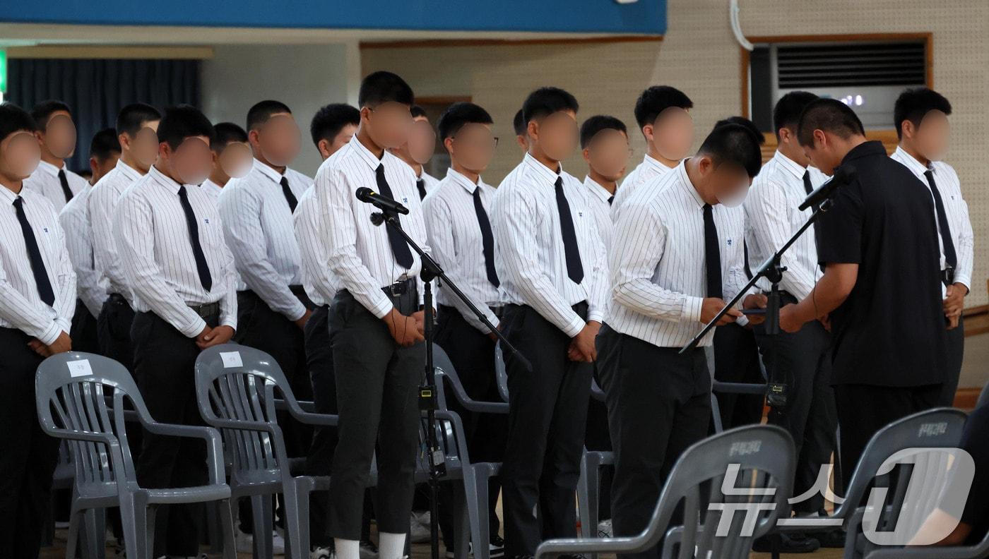 본문 이미지 - 지역 비하 성격을 가진 응원 구호를 외쳐 논란을 일으킨 서울 배재고등학교 야구부 대표 선수가 6일 전남광주특별시 광주제일고등학교를 찾아 광주일고 야구부 대표 선수에게 사과문을 전달하고 있다. 2026.7.6 ⓒ 뉴스1 김태성 기자