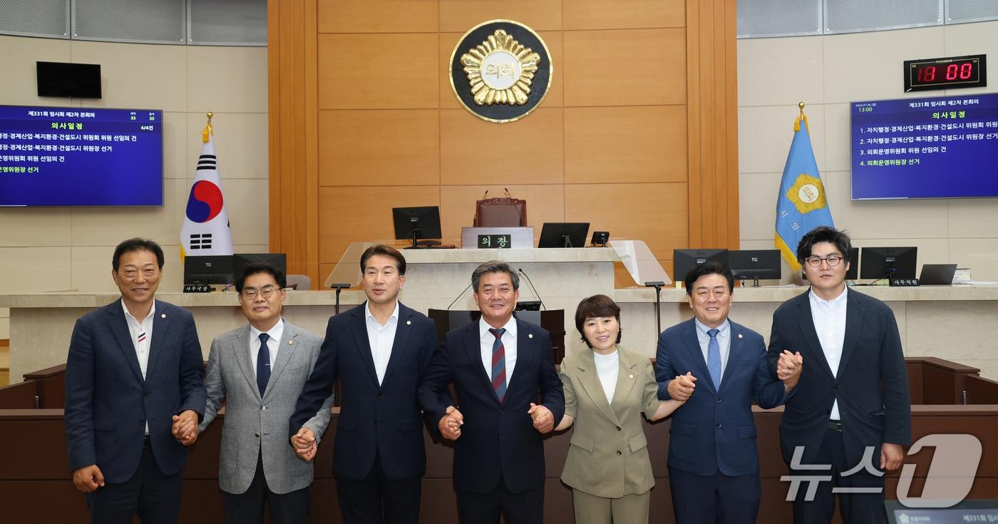 본문 이미지 - 6일 경북 포항시의회가 제10대 전반기 원구성을 모두 마무리했다고 밝혔다. 왼쪽부터 자치행정위원장 김영헌,  설도시위원회 박칠용, 조민성 부의장, 김철수 의장,의회상임위원장 임주희, 복지환경위원회 김만호, 경제산업위원회 김상민 의원.(포항시의회 제공, 재판메 및 DB금지) 2026.7.6/뉴스1