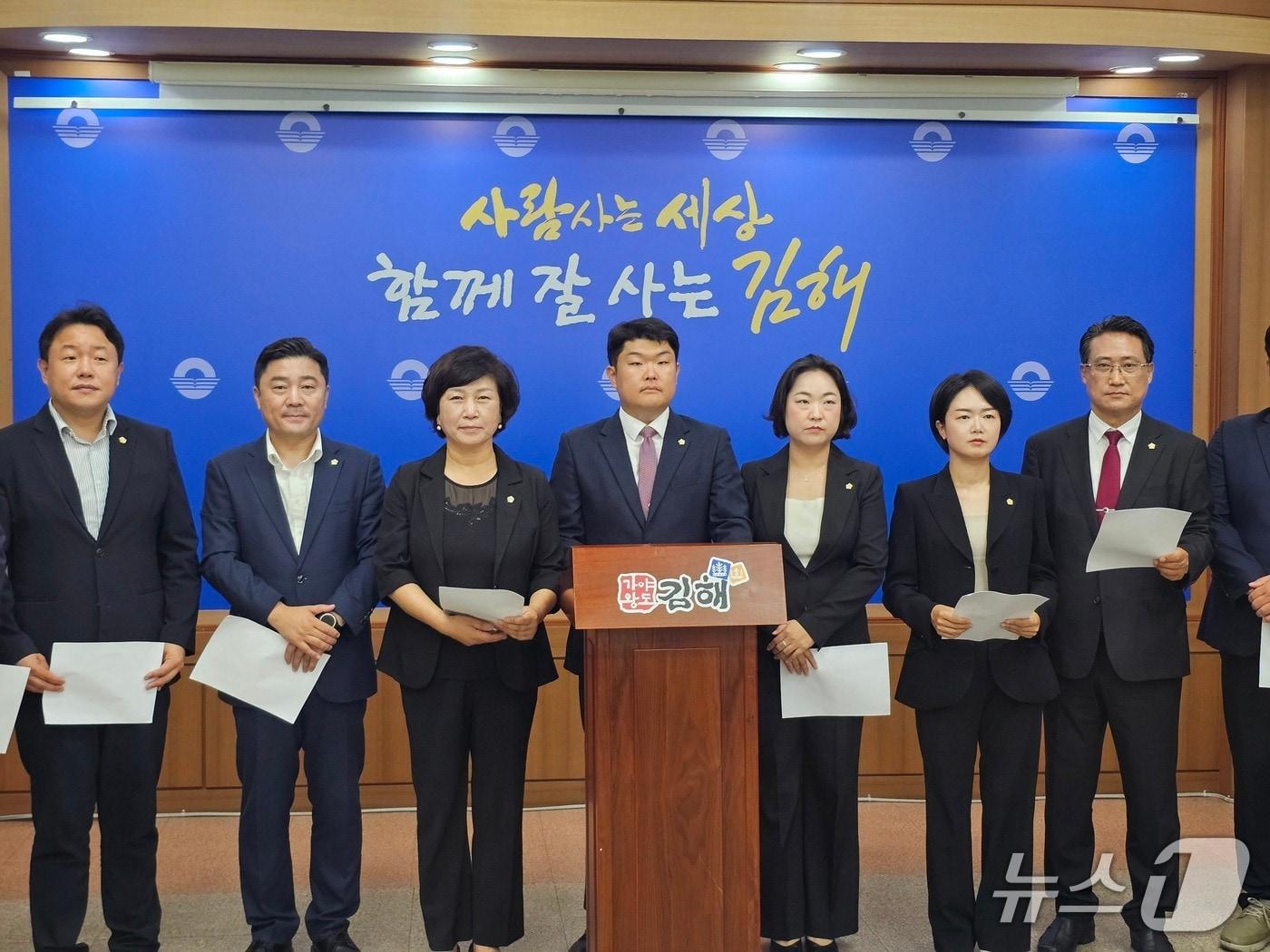 본문 이미지 - 국민의힘 김해시의원단이 6일 김해시청 프레스센터에서 기자회견을 열고 더불어민주당의 의장단 단독 등록과 처리 방침을 비판하고 있다. 2026.7.6 ⓒ 뉴스1 박민석 기자