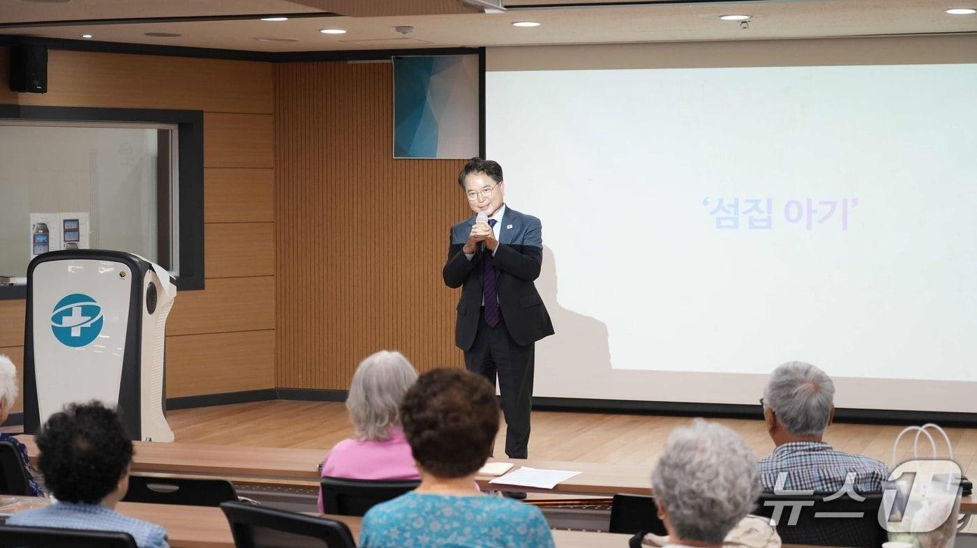 본문 이미지 - 육동한 춘천시장, 춘천노인대학 7월 특강.(춘천시 제공, 재판매 및 DB금지)
