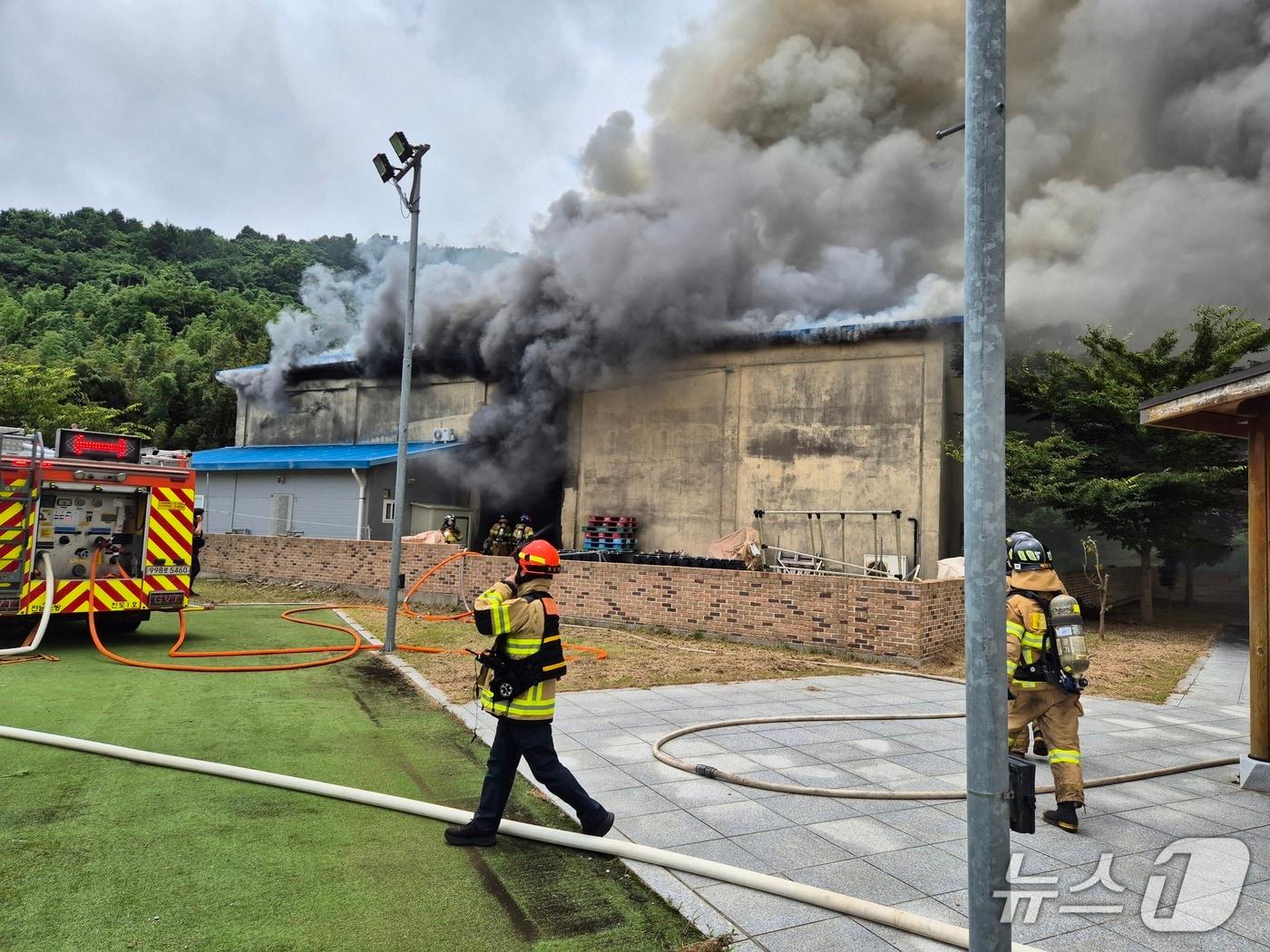 본문 이미지 - 6일 낮 12시 19분쯤 전남광주 진도군 고군면에 위치한 전복 양식 기자자 보관창고에서 불이 나 소방당국이 진화작업하고 있다.(전남소방 제공. 재판매 및 DB 금지)