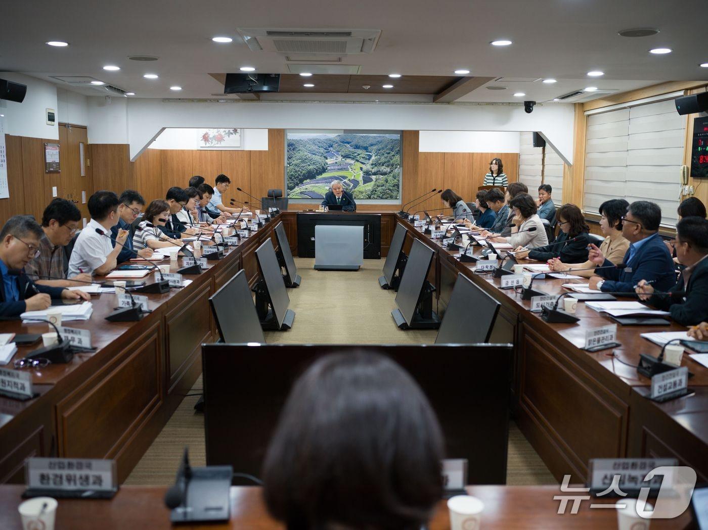 본문 이미지 - 금산군 문정우 군수는 6일 군청 상황실에서 열린 간부회의에서 민선9기 금산군정의 힘찬 출발을 위한 간부공무원의 역할을 강조했다.(금산군 제공. 재판매 및 DB 금지)/뉴스1