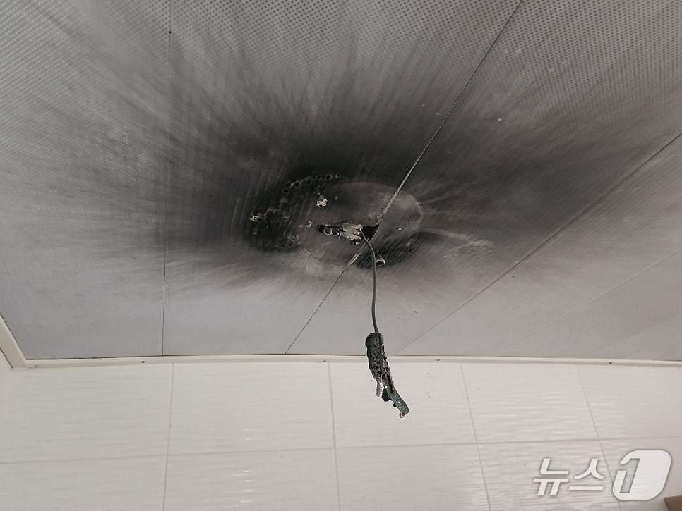 본문 이미지 - 6일 오전 부산 북구의 한 어린이집 건물 화장실에서 화재가 발생해 천장 쪽이 검게 그을려 있다. (부산소방재난본부 제공. 재판매 및 DB 금지)