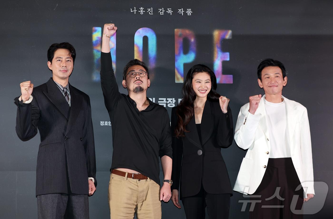 본문 이미지 - 배우 조인성(왼쪽부터), 나홍진 감독, 배우 정호연, 황정민이 6일 오후 서울 강남구 메가박스 코엑스에서 열린 영화 '호프'(HOPE) 언론시사회에 참석해 포즈를 취하고 있다. '호프'는 비무장지대에 위치한 호포항 출장소장 범석(황정민 분)이 동네 청년들로부터 호랑이가 출현했다는 소식을 듣고, 마을 전체가 비상에 걸린 가운데 믿기 어려운 현실과 마주하며 벌어지는 이야기를 그린 작품이다. '추격자', '황해', '곡성'을 연출한 나홍진 감독의 신작으로, 오는 15일 개봉한다. 2026.7.6 ⓒ 뉴스1 김진환 기자