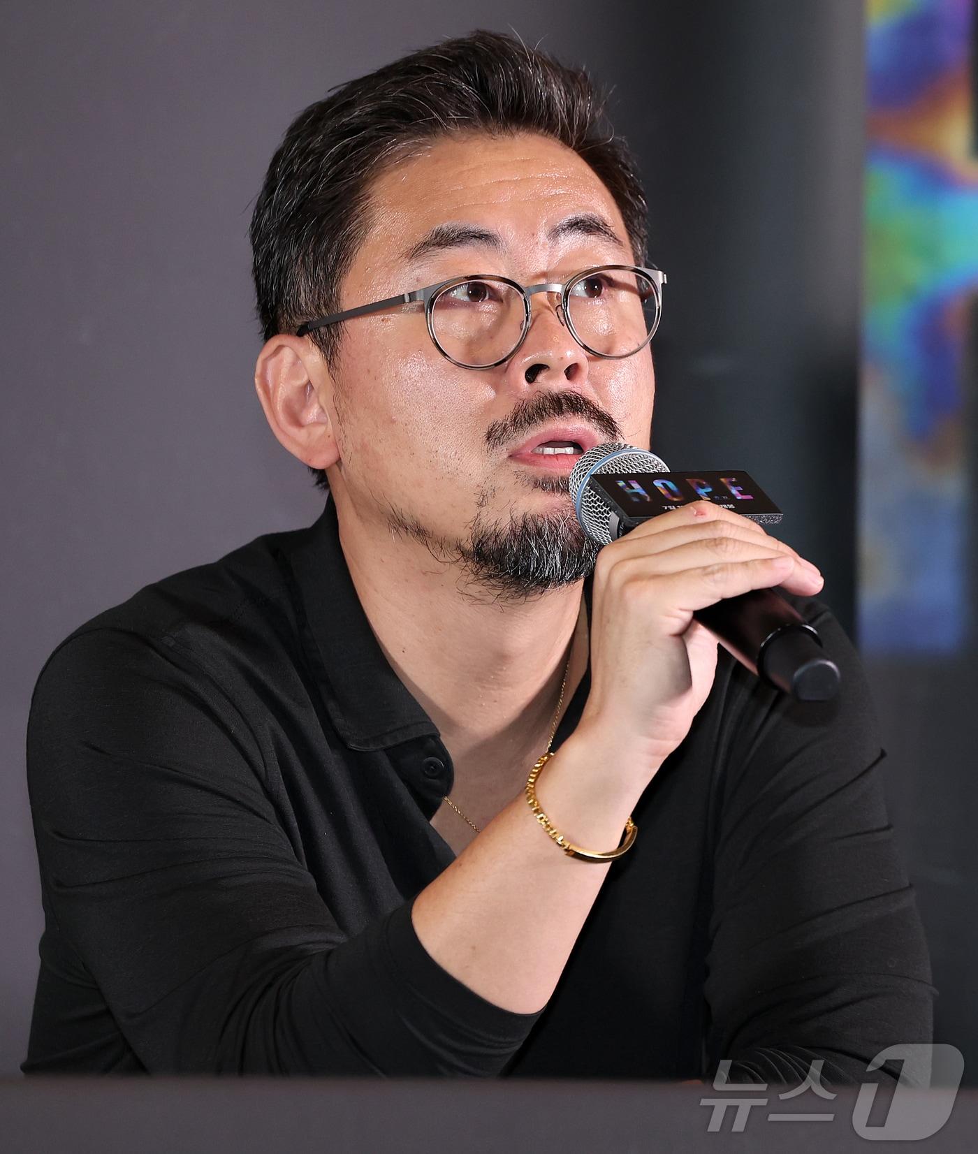 본문 이미지 - 나홍진 감독이 6일 오후 서울 강남구 메가박스 코엑스에서 열린 영화 '호프'(HOPE) 언론시사회에 참석해 취재진 질문에 답변하고 있다. '호프'는 비무장지대에 위치한 호포항 출장소장 범석(황정민 분)이 동네 청년들로부터 호랑이가 출현했다는 소식을 듣고, 마을 전체가 비상에 걸린 가운데 믿기 어려운 현실과 마주하며 벌어지는 이야기를 그린 작품이다. '추격자', '황해', '곡성'을 연출한 나홍진 감독의 신작으로, 오는 15일 개봉한다. 2026.7.6 ⓒ 뉴스1 김진환 기자