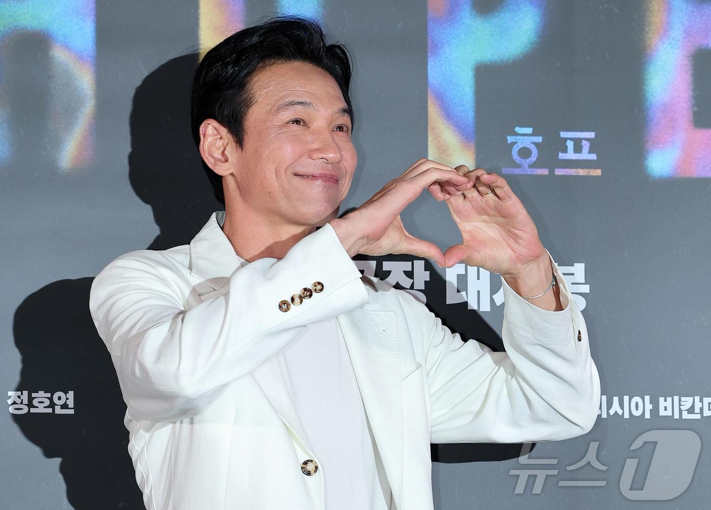 본문 이미지 - 배우 황정민이 6일 오후 서울 강남구 메가박스 코엑스에서 열린 영화 '호프'(HOPE) 언론시사회에 참석해 포즈를 취하고 있다. '호프'는 비무장지대에 위치한 호포항 출장소장 범석(황정민 분)이 동네 청년들로부터 호랑이가 출현했다는 소식을 듣고, 마을 전체가 비상에 걸린 가운데 믿기 어려운 현실과 마주하며 벌어지는 이야기를 그린 작품이다. '추격자', '황해', '곡성'을 연출한 나홍진 감독의 신작으로, 오는 15일 개봉한다. 2026.7.6 ⓒ 뉴스1 김진환 기자