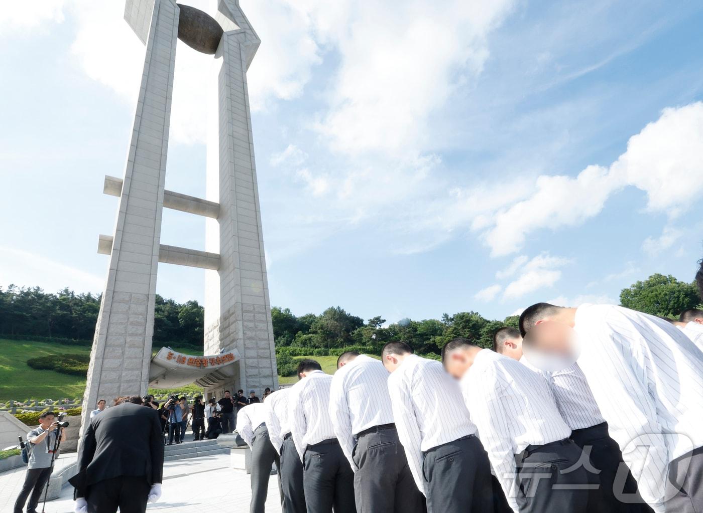 본문 이미지 - 배재고 야구부 선수단과 교사, 학부모 80여명이 광주일고 학생들과 함께 6일 광주 국립 5.18민주묘역을 방문해 참배하고 있다. 2026.7.6 ⓒ 뉴스1 김태성 기자