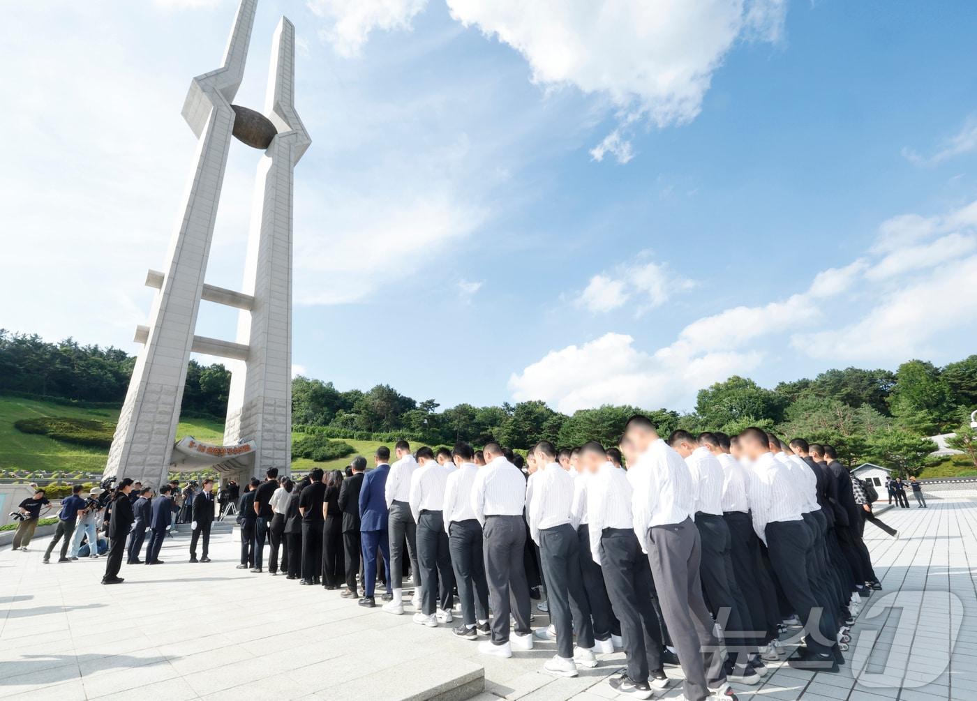 본문 이미지 - 배재고 야구부 선수단과 교사, 학부모 80여명이 광주일고 학생들과 함께 6일 광주 국립 5.18민주묘역을 방문해 헌화 참배하고 있다. ⓒ 뉴스1 김태성 기자