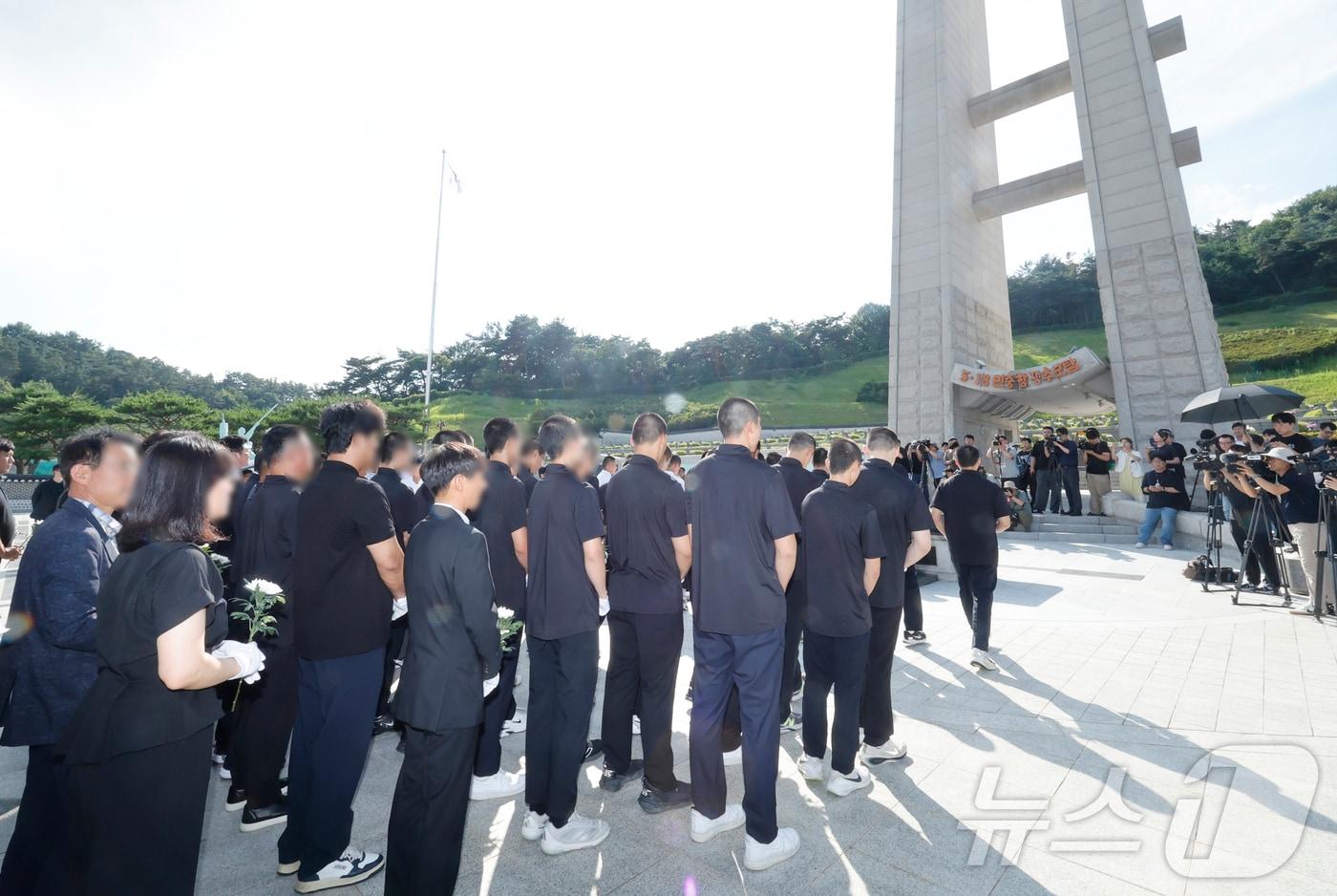 본문 이미지 - 배재고 야구부 선수단과 교사, 학부모 80여명이 광주일고 야구부와 함께 6일 광주 국립 5.18민주묘역을 찾아 참배하고 있다. 2026.7.6 ⓒ 뉴스1 김태성 기자