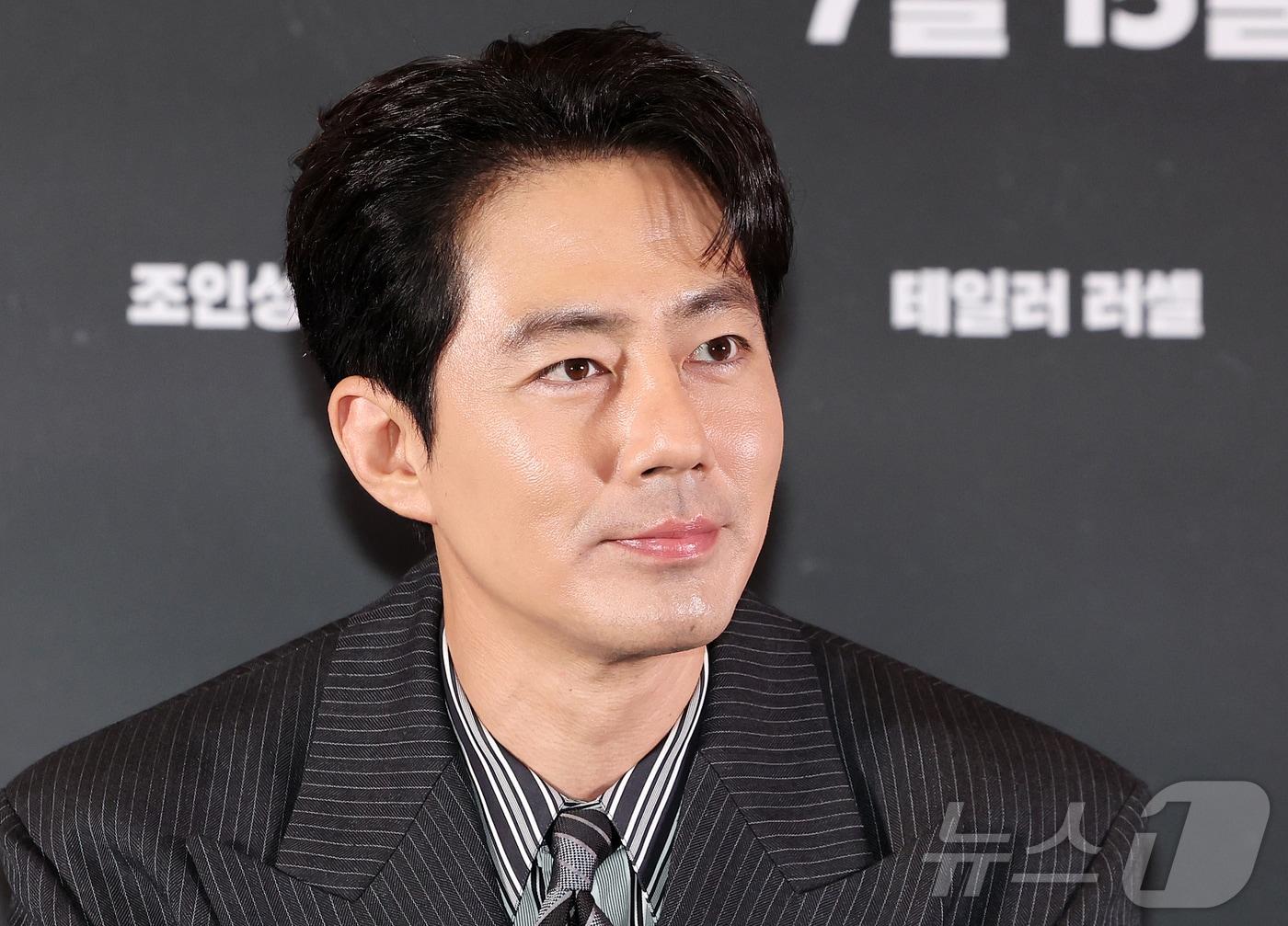 본문 이미지 - 배우 조인성이 6일 오후 서울 강남구 메가박스 코엑스에서 열린 영화 '호프'(HOPE) 언론시사회에 참석해 미소를 짓고 있다. '호프'는 비무장지대에 위치한 호포항 출장소장 범석(황정민 분)이 동네 청년들로부터 호랑이가 출현했다는 소식을 듣고, 마을 전체가 비상에 걸린 가운데 믿기 어려운 현실과 마주하며 벌어지는 이야기를 그린 작품이다. '추격자', '황해', '곡성'을 연출한 나홍진 감독의 신작으로, 오는 15일 개봉한다. 2026.7.6 ⓒ 뉴스1 김진환 기자