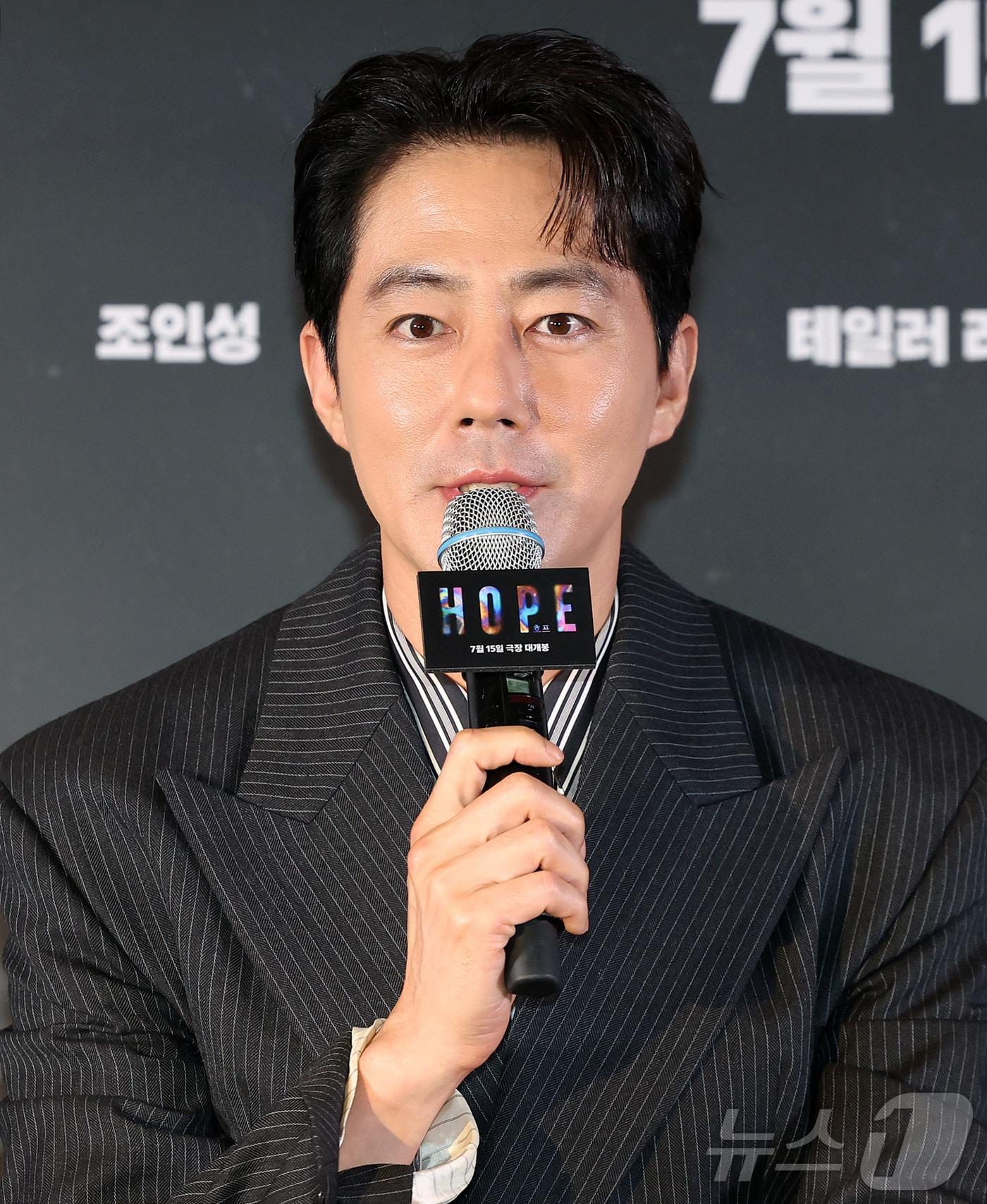 본문 이미지 - 배우 조인성이 6일 오후 서울 강남구 메가박스 코엑스에서 열린 영화 '호프'(HOPE) 언론시사회에 참석해 취재진 질문에 답변하고 있다. '호프'는 비무장지대에 위치한 호포항 출장소장 범석(황정민 분)이 동네 청년들로부터 호랑이가 출현했다는 소식을 듣고, 마을 전체가 비상에 걸린 가운데 믿기 어려운 현실과 마주하며 벌어지는 이야기를 그린 작품이다. '추격자', '황해', '곡성'을 연출한 나홍진 감독의 신작으로, 오는 15일 개봉한다. 2026.7.6 ⓒ 뉴스1 김진환 기자