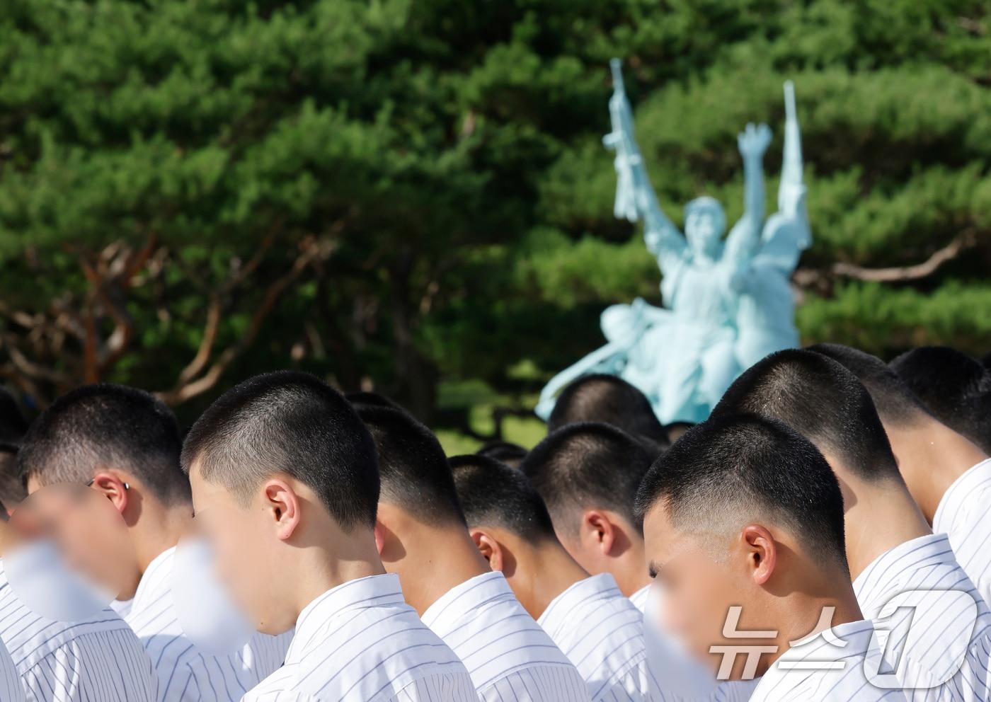 본문 이미지 - 배재고등학교 야구부 선수단이 6일 광주 국립 5.18민주묘역을 방문해 참배하고 있다. 2026.7.6 ⓒ 뉴스1 김태성 기자