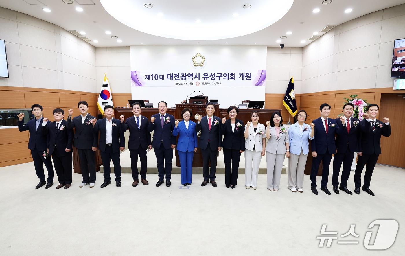 본문 이미지 - 유성구의회 개원식에서 의원들이 포즈를 취하고 있다.(유성구의회 제공. 재판매 및 DB금지)/뉴스1