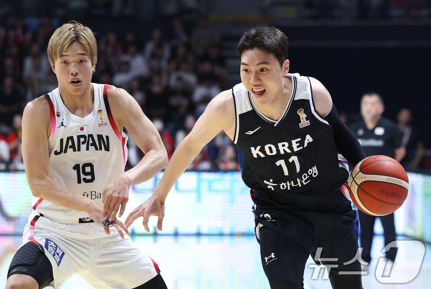 본문 이미지 - 대한민국 농구 대표팀 이우석이 6일 경기도 고양시 고양소노아레나에서 열린 2027 FIBA 월드컵 아시아 예선 1라운드 B조 윈도우3 대한민국과 일본의 경기에서 돌파하고 있다. 2026.7.6 ⓒ 뉴스1 김성진 기자