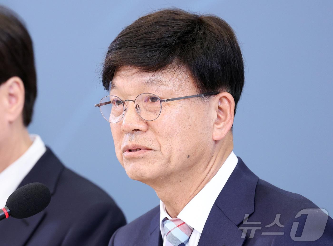 본문 이미지 - "5.18이 성역이 됐다＂라는 발언으로 논란이 된 이병태 대통령 직속 규제합리화위원회 부위원장이 6일 사퇴했다. 사진은 지난 4월 15일 청와대에서 열린 규제합리화위원회 제1차 전체회의에서 발언하는 이 부위원장의 모습. 2026.7.6 ⓒ 뉴스1