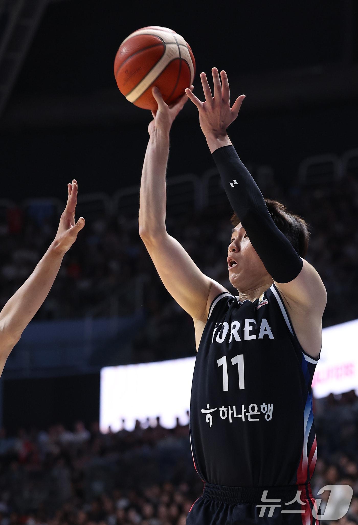 본문 이미지 - 대한민국 농구 대표팀 이우석이 6일 경기도 고양시 고양소노아레나에서 열린 2027 FIBA 월드컵 아시아 예선 1라운드 B조 윈도우3 대한민국과 일본의 경기에서 3점슛을 넣고 있다. 2026.7.6 ⓒ 뉴스1 김성진 기자