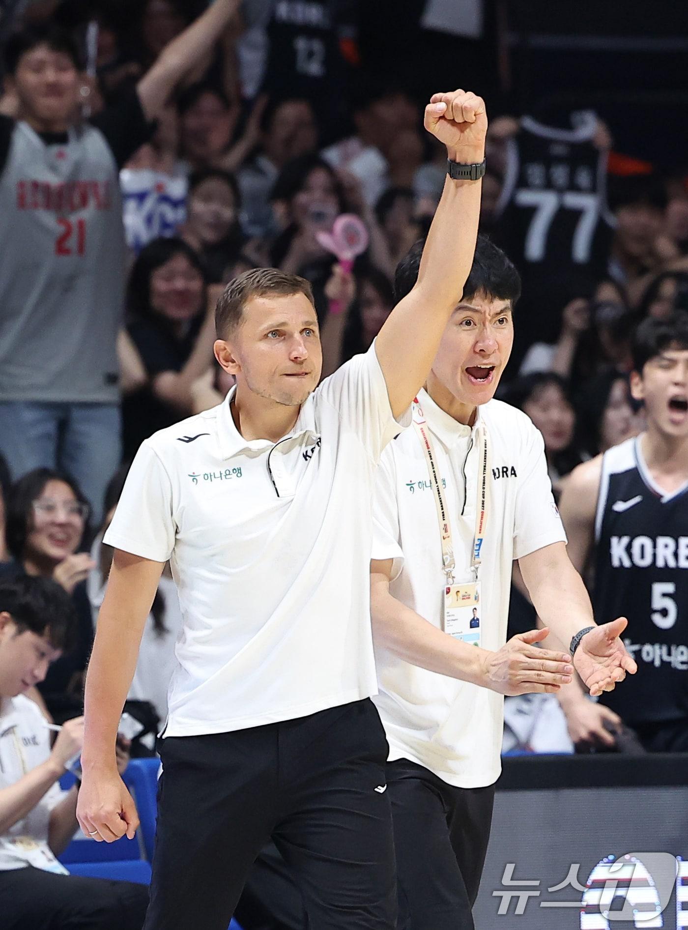 본문 이미지 - 대한민국 농구 대표팀 니콜라스 마줄스 감독이 6일 경기도 고양시 고양소노아레나에서 열린 2027 FIBA 월드컵 아시아 예선 1라운드 B조 윈도우3 대한민국과 일본의 경기에서 포효하고 있다. 2026.7.6 ⓒ 뉴스1 김성진 기자