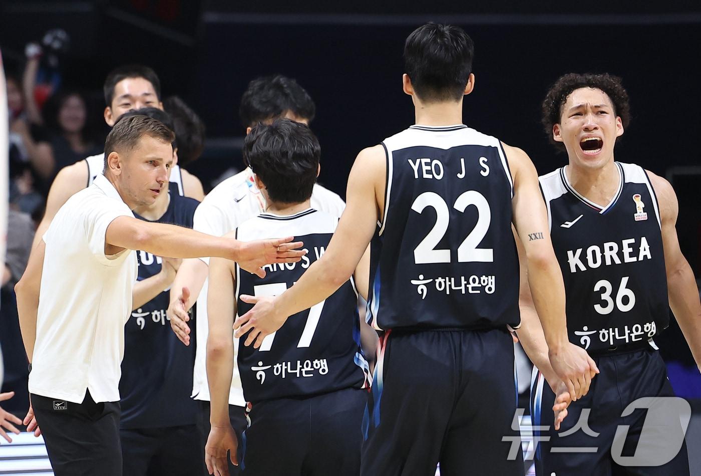 본문 이미지 - 대한민국 농구 대표팀 니콜라스 마줄스 감독이 6일 경기도 고양시 고양소노아레나에서 열린 2027 FIBA 월드컵 아시아 예선 1라운드 B조 윈도우3 대한민국과 일본의 경기에서 선수들과 하이파이브를 하고 있다. 2026.7.6 ⓒ 뉴스1 김성진 기자