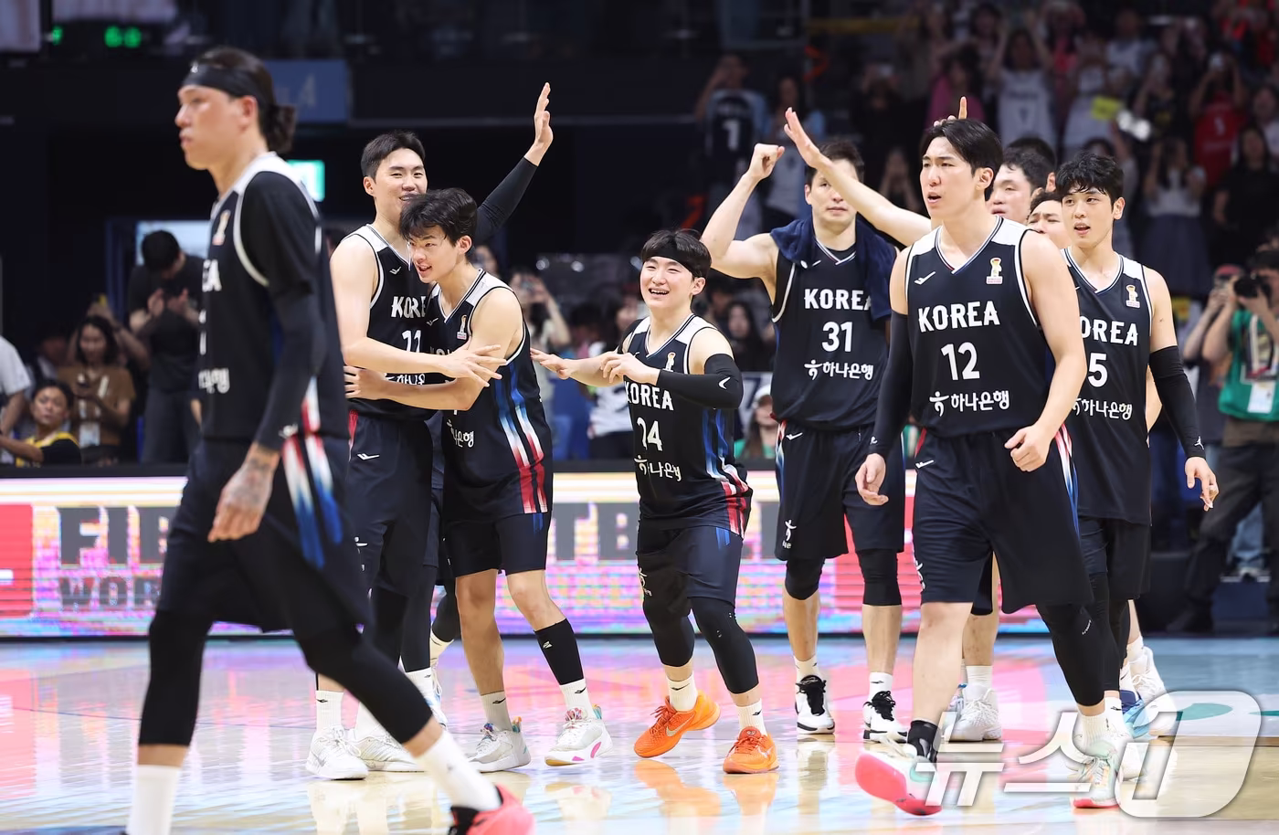 본문 이미지 - 대한민국 농구 대표팀 선수들이 6일 경기도 고양시 고양소노아레나에서 열린 2027 FIBA 월드컵 아시아 예선 1라운드 B조 윈도우3 대한민국과 일본의 경기에서 81-79로 승리한 후 하이파이브를 하고 있다. 2026.7.6 ⓒ 뉴스1 김성진 기자