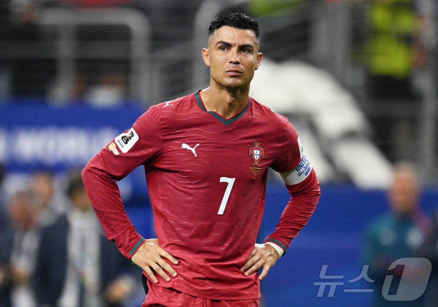 본문 이미지 - 6일(현지시간) 미국 텍사스주 달라스 스타디움에서 열린 2026 FIFA 북중미 월드컵 포르투갈과 스페인의 경기에서 포르투갈의 크리스티아누 호날두가 패배 후 아쉬워하고 있다. ⓒ 로이터=뉴스1