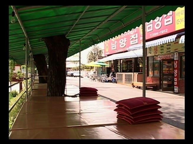 본문 이미지 - 장 클로드 루소, '소나기가 오기 직전 Just before the storm', 2003, HD, 컬러, 유성, 17분 (MMCA 제공)