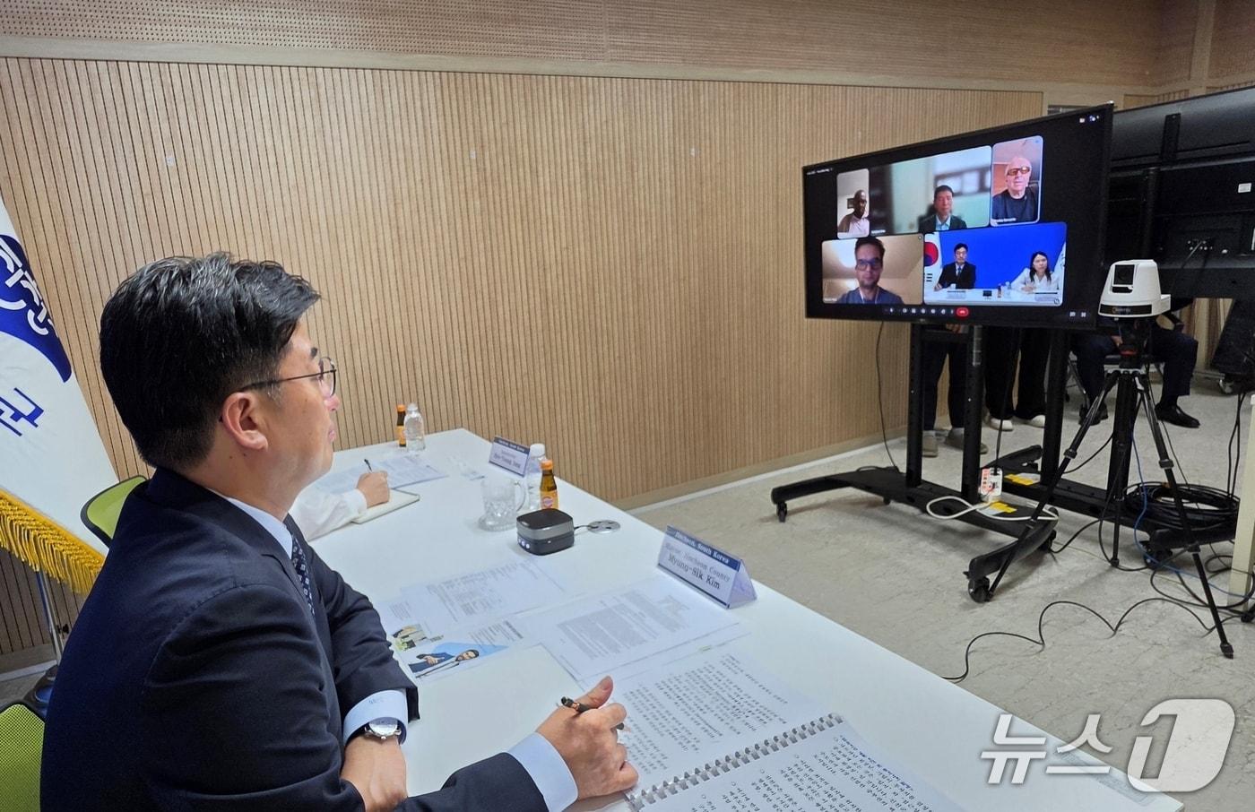 본문 이미지 - 초평 금곡지구 경제자유구역 관련 영상회의 하는 김명식 진천군수.(진천군 제공. 재판매 및 DB금지)/뉴스1