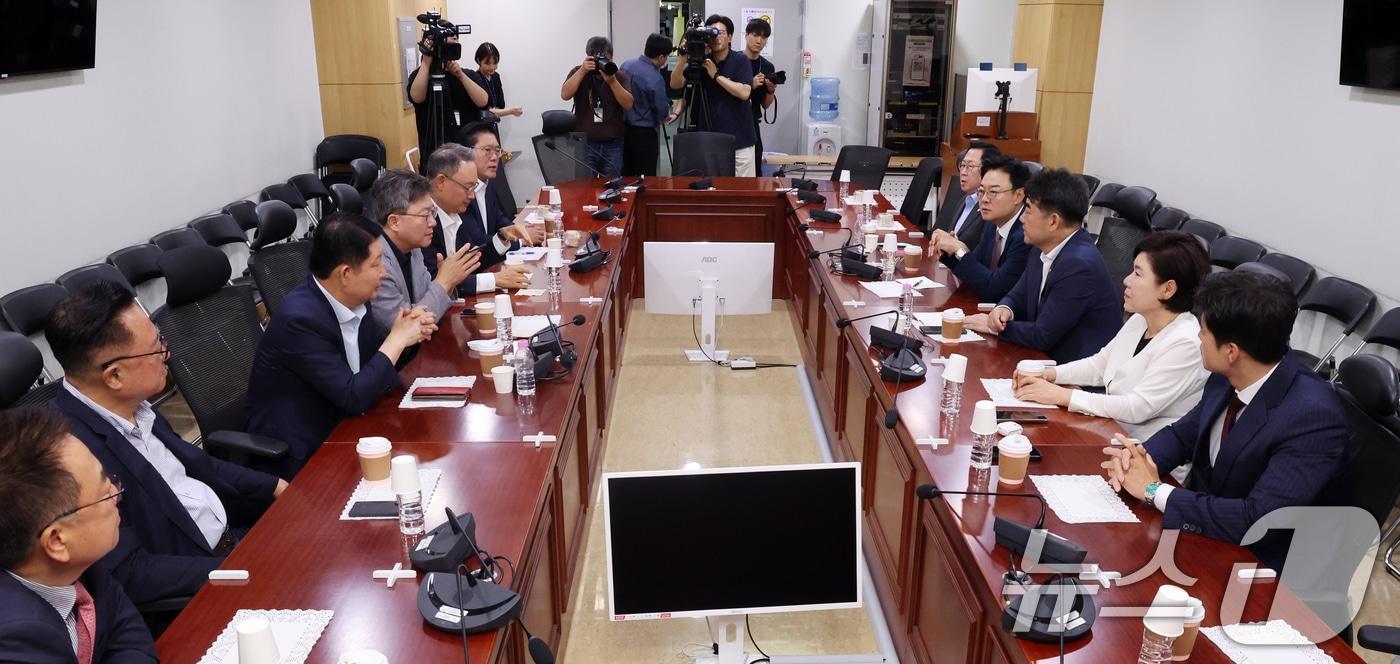 본문 이미지 - 이성권 국민의힘 의원이 7일 오전 서울 여의도 의원회관에서 열린 당내 쇄신파 모임 '대안과 미래' 조찬모임에서 참석 의원들과 대화를 나누고 있다. 2026.7.7 ⓒ 뉴스1 황기선 기자