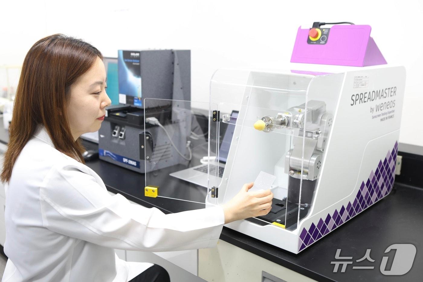 본문 이미지 - 코스맥스 R&I유닛 ISO 23675 기반 SPF 평가 진행 모습(코스맥스 제공)