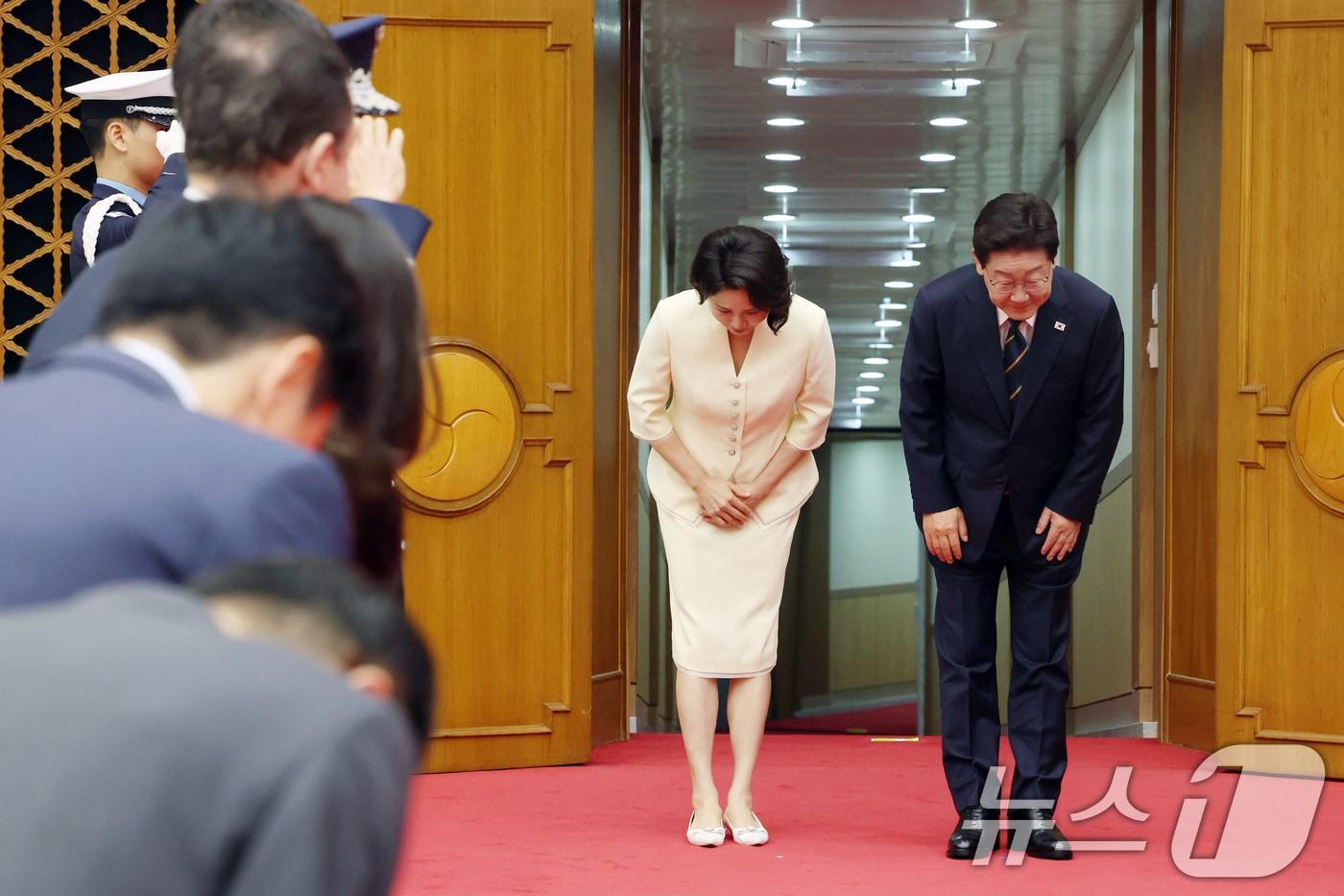 본문 이미지 - 북대서양조약기구(NATO·나토) 정상회의 참석과 몽골 국빈 방문을 위한 순방길에 오른 이재명 대통령과 김혜경 여사가 7일 경기 성남 서울공항을 통해 출국하며 인사하고 있다. 2026.7.7 ⓒ 뉴스1 이재명 기자