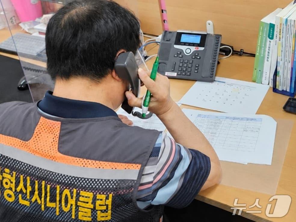 본문 이미지 - 7일 경북 포항시 남구치매안심센터가 포항형산시니어클럽과 함께 치매환자들의 고독사 돌봄 사각지대 해소와 맞춤형 서비스 제공에 나섰다. 사진은  형산시니어클럽 상담사들이 치매환자의 안부를 전화로 확인하고 있는 모습이다. (포항시제공, 재판매 및 DB금지) 2026.7.7/뉴스1  