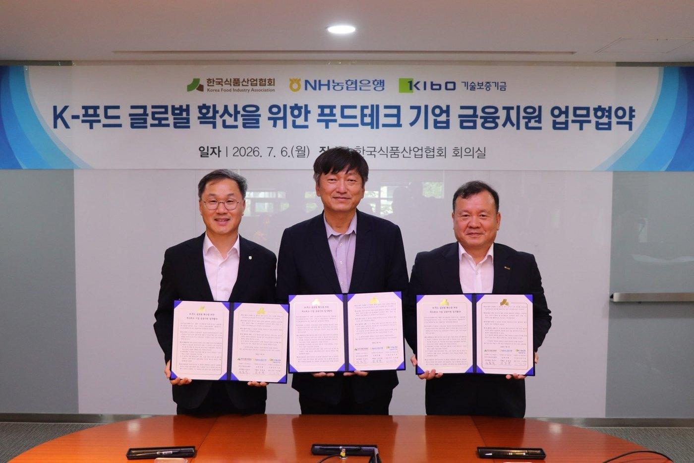 본문 이미지 - (왼쪽부터) NH농협은행 기업금융부문 엄을용 부행장, 한국식품산업협회 정용익 상근부회장, 기술보증기금 이재필 상임이사가 협약식에서 기념사진 촬영을 하고 있다.(NH농협은행 제공). 