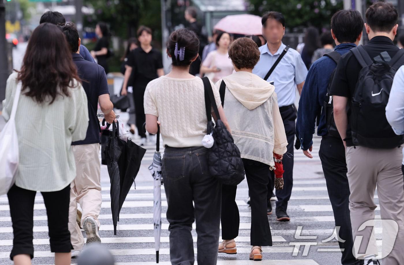본문 이미지 - 7일 서울 광화문네거리에서 출근하는 시민들이 비가 내렸다 그치기를 반복하는 날씨 속에 우산을 손에 든 채 발걸음을 옮기고 있다. 장마철이지만 정체전선이 뚜렷하게 형성되지 않으면서 내륙 곳곳에서는 국지적으로 비가 오락가락하는 날씨가 이어지고 있다. 2026.7.7 ⓒ 뉴스1 박지혜 기자