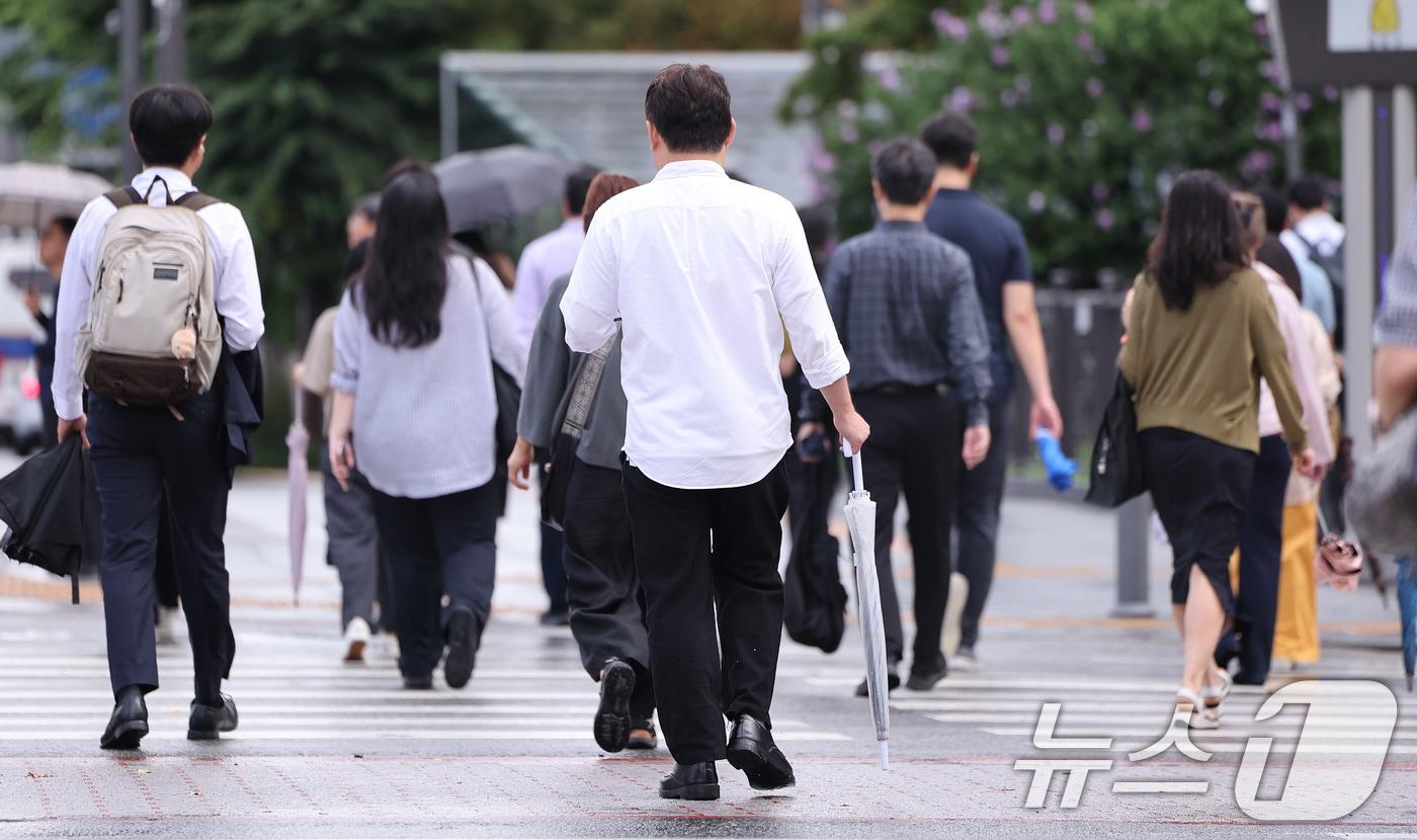 본문 이미지 - 7일 서울 광화문네거리에서 출근하는 시민들이 비가 내렸다 그치기를 반복하는 날씨 속에 우산을 손에 든 채 발걸음을 옮기고 있다. 장마철이지만 정체전선이 뚜렷하게 형성되지 않으면서 내륙 곳곳에서는 국지적으로 비가 오락가락하는 날씨가 이어지고 있다. 2026.7.7 ⓒ 뉴스1 박지혜 기자